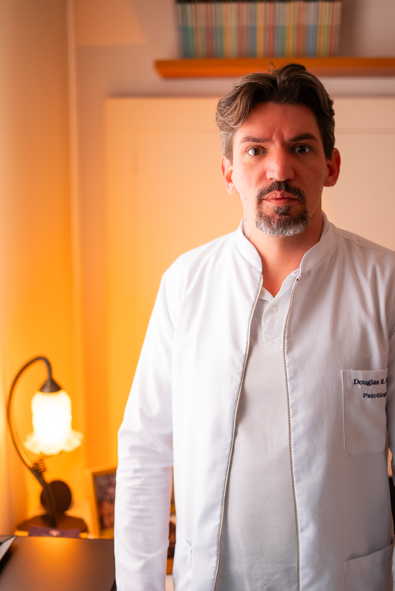 Douglas Renato Strozi de jaleco no consultório da Verum