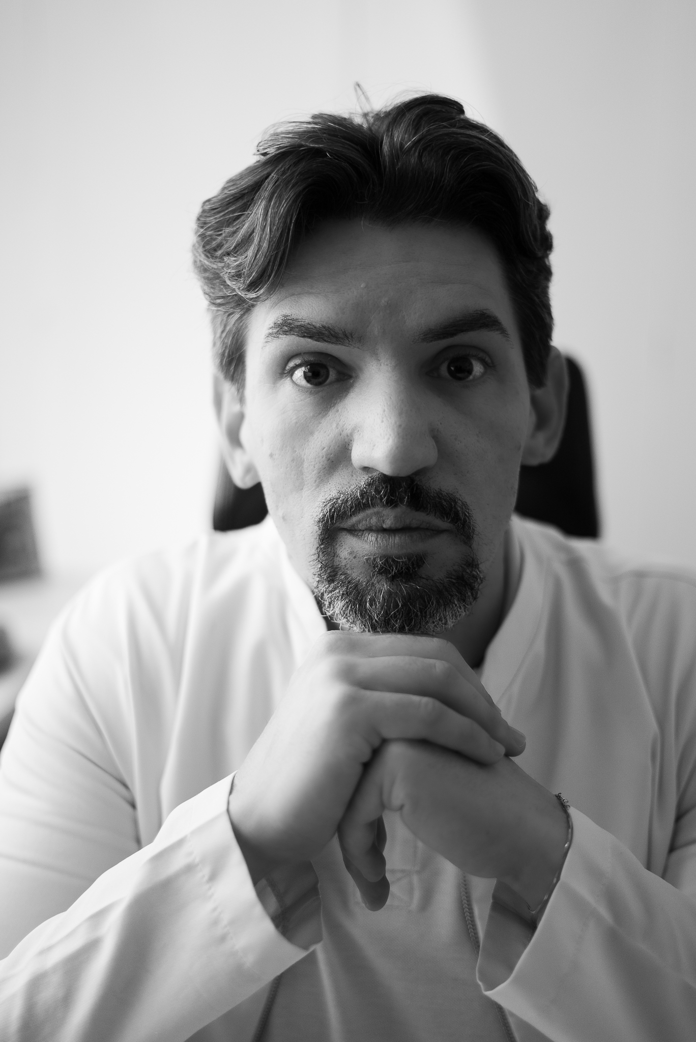 Retrato de Douglas Renato Strozi em preto e branco no consultório