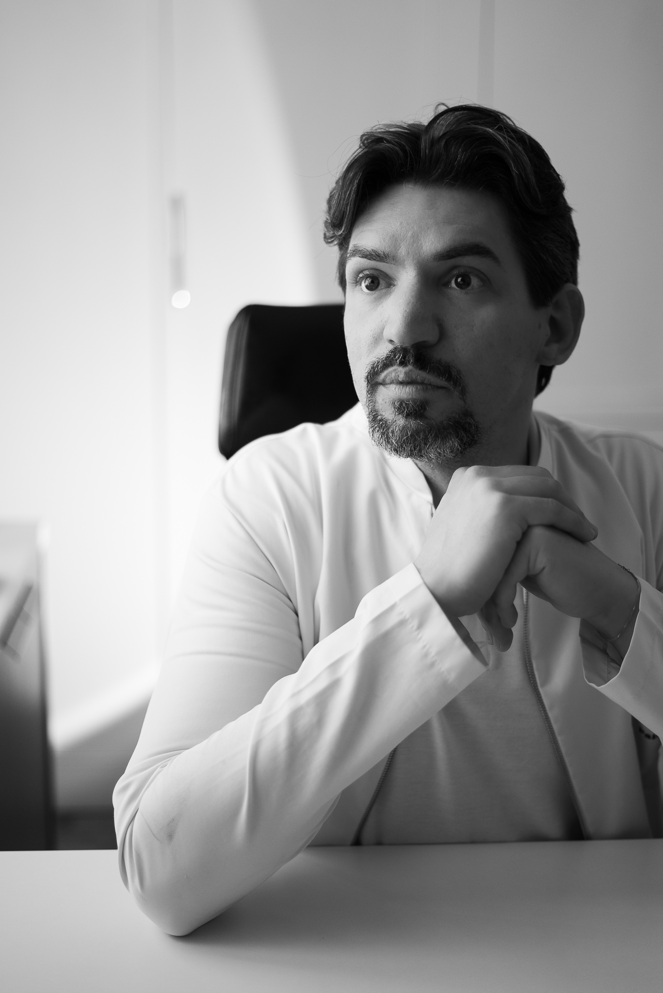 Retrato de Douglas Renato Strozi em preto e branco no consultório