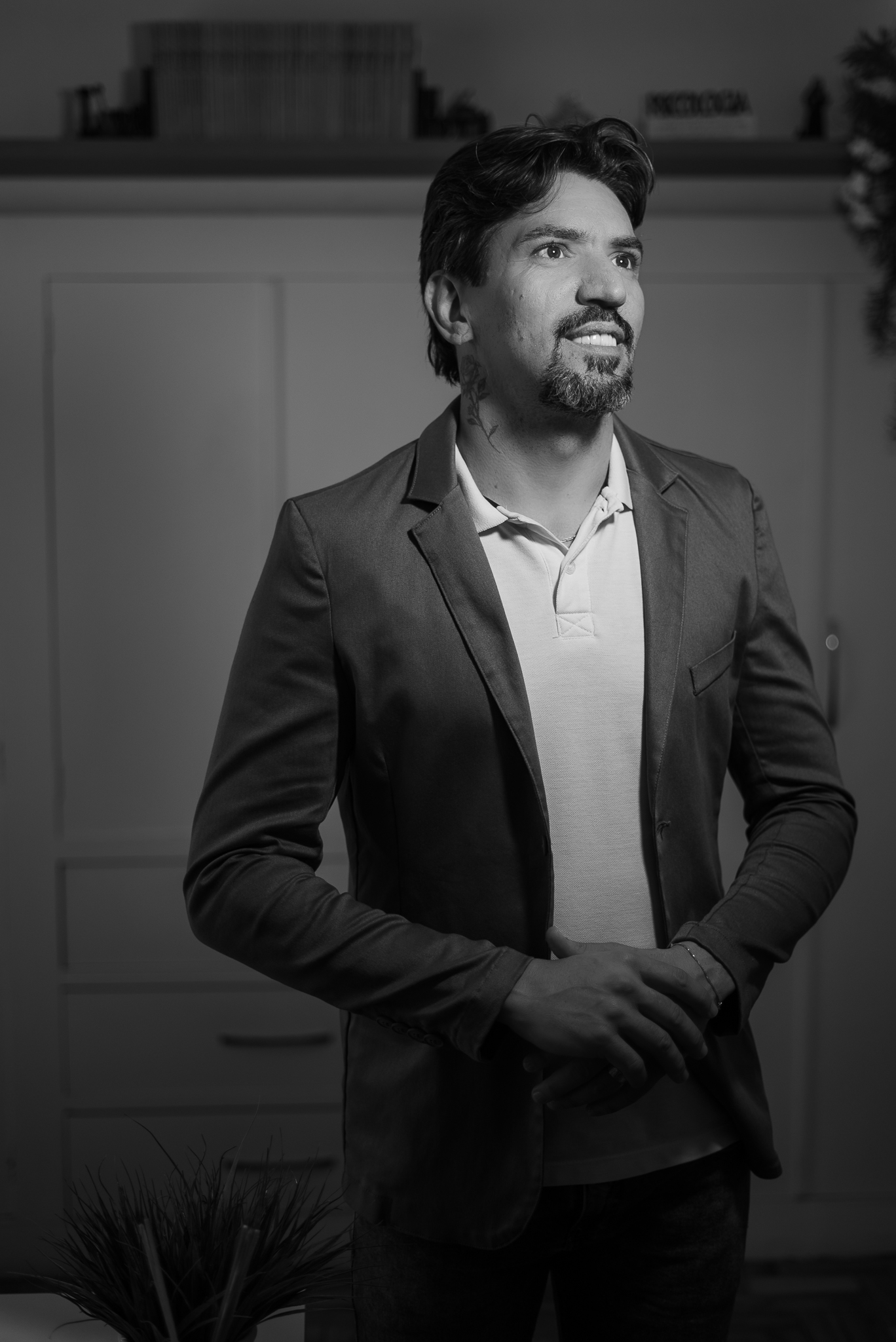 Retrato de Douglas Renato Strozi em preto e branco no consultório